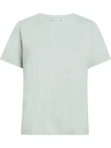 Remera de algodón orgánico de manga corta y cuello redondo, color celeste pálido. Presenta un pequeño logo tonal de Calvin Klein en la parte superior central del pecho.