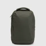Mochila urbana de diseño minimalista en color verde militar, con compartimento acolchado para laptop, panel trasero transpirable y múltiples organizadores internos.