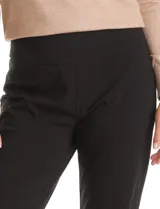 Pantalón de corte recto y entallado, color verde militar, con cintura ancha de soporte y nervadura central vertical que estiliza la silueta. Cuenta con frente limpio y bolsillos posteriores simulados.