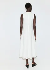 Vestido midi blanco sin mangas con diseño evasé y detalle de bordado inglés en toda la prenda.