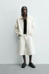 Cazadora de algodón color crema, corte regular fit, con cuello solapa, cierre frontal de cremallera y puños y bajo elásticos. Presenta bordado a tono en el delantero y espalda, y un parche combinado a contraste en la espalda.