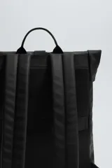 Mochila técnica de acabado engomado en color negro. Cuenta con cierre de solapa con hebilla de liberación rápida, compartimento interior para dispositivos electrónicos de hasta 13 pulgadas, bolsillo frontal plano, parte posterior acolchada con banda para equipaje, asa de mano y correas de hombro ajustables.
