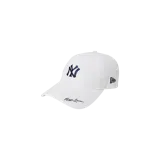 Gorra blanca estilo dad hat de la colaboración entre Polo Ralph Lauren y New York Yankees. Cuenta con el logotipo bordado de los Yankees en azul marino en el frente, el logo de New Era en el lateral y la firma de Ralph Lauren bordada en el ala.