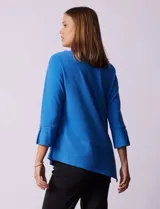 Blusa verde manzana en tejido acanalado, marca Ruby Rd. Largo de mangas ¾ con abertura y botones. Terminación de ruedo asimétrico.