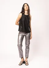 Pantalón plateado de gabardina elastizada con terminación metalizada, corte recto y largo arriba del tobillo.