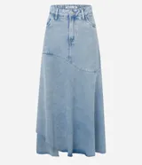Pollera midi de jeans celeste claro con diseño de recortes y bajo irregular deshilachado. Presenta cintura con trabillas y cierre frontal.