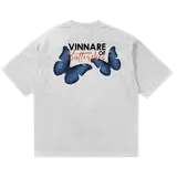 Remera blanca de algodón con cuello redondo y estampado en la espalda con la frase "Vinnare of Butterflies" y dos mariposas azules.
