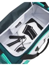 Bolso deportivo Under Armour modelo Undeniable 5 Duffle S, en color verde petróleo con panel frontal blanco y logo de la marca en negro. Cuenta con compartimento principal con cierre, correas de mano y correa de hombro ajustable con hombrera acolchada.