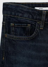 Jeans de tiro medio con diseño flare y bajo deshilachado, confeccionados en tejido elástico de algodón estilo denim. Presentan cinco bolsillos, trabillas y cierre delantero con cremallera y botón.
