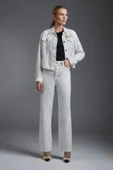 Pantalón de jean de corte recto color blanco.