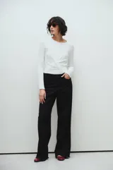 Pantalón wide leg negro de gabardina rígida, tiro medio y calce extra relaxed.