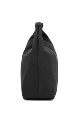 Bolso tipo shopper de nylon color beige, con cierre superior y correa de hombro integrada. Incluye un pequeño monedero colgante lateral.