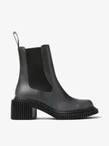 Bota de media caña color gris oscuro, confeccionada en piel vacuna, con paneles elásticos laterales, tirador trasero y suela XL EXTRALIGHT. Tiene un tacón de 7 cm con diseño acanalado.