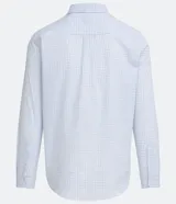 Camisa de corte comfort, manga larga con cuello camisero y cierre frontal de botones. Presenta un estampado de cuadros tipo grid en tonos claros sobre fondo blanco.