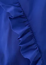 Vestido corto azul eléctrico con escote palabra de honor y detalle de volados en cascada a lo largo del frente.