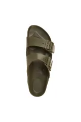 Sandalias Birkenstock Arizona, color verde militar, hechas de goma Eva, con dos correas ajustables con hebilla.