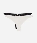 Kit de dos bombachas bikini Lov confeccionadas en encaje floral con leve transparencia, una en color negro y otra en color blanco. Cuentan con un diseño cómodo y un pequeño lazo decorativo con dije metálico en la parte delantera.