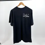 Remera negra de algodón extra suave con estampado blanco en el frente que dice "Duxon Jeans Co. Origin of Design United Kingdom" y un dibujo de un peón de ajedrez.