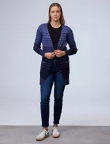 Cardigan largo de tejido acanalado con diseño de rayas horizontales en degradado de tonos azules. Presenta frente abierto, mangas largas y bolsillos laterales.