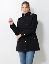 Gabardina impermeable negra, con capucha desmontable, cierre central oculto con botones a presión, bolsillos delanteros y cintura ajustable con jareta interna. Incluye forro interno desmontable.