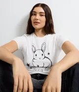 Remera de algodón blanca de manga corta y cuello redondo, con estampa frontal en color negro de un conejo y estrellas, acompañada por la frase "I'm at my limit".