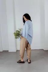 Camisa celeste de lino con escote en V y bordado multicolor.