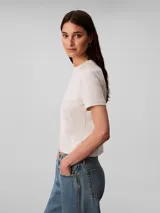 Remera color crema de algodón regenerativo, corte regular, cuello redondo y mangas cortas. Presenta logo archive bordado en el pecho.