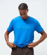Remera deportiva de manga corta con cuello redondo, confeccionada en tejido técnico con tecnología Dry. Presenta un estampado frontal con lettering reflectante y diseño de corte regular.