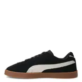 Championes urbanos Puma modelo Club II Era Suede, confeccionados en gamuza color verde oscuro con la icónica franja lateral en blanco. Presentan suela de goma color caramelo y logo de la marca en dorado.