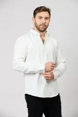 Camisa de manga larga con estampado de rayas verticales, cuello abotonado y cierre frontal con botones.