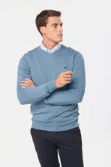 Suéter de tejido fino color azul marino, con cuello en V y manga larga. Presenta un pequeño logo bordado en el pecho.