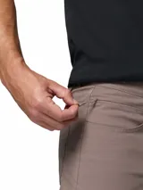 Pantalón de corte recto y color marrón, de diseño clásico con cinco bolsillos, trabillas para cinturón y tecnología Omni-Wick para mayor comodidad y absorción de la humedad.