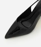 Zapato slingback de punta fina en material sintético efecto charol negro, con tacón anabela de diseño arquitectónico en acabado dorado cromado y tira trasera ajustable con hebilla.