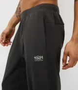 Pantalón deportivo de corte recto y ajuste cómodo, confeccionado en tejido técnico de poliéster y elastano. Presenta cintura elástica con cordón ajustable, bolsillos laterales y acabado liso con diseño funcional.