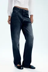 Jeans ZW Collection de corte curved straight y tiro medio, confeccionados en denim azul oscuro con efecto lavado. Presentan diseño de cinco bolsillos, trabillas para cinturón y bajo asimétrico con terminación sin rematar. Cierre frontal con cremallera y botón metálico.