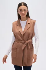 Chaleco largo de corte recto y diseño abierto, con solapas clásicas y bolsillos laterales. Confeccionado en poliéster, presenta una caída fluida y un estilo versátil ideal para superposiciones.