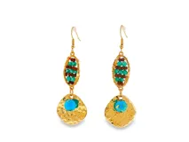 Pendientes colgantes con diseño artesanal de estructura ovalada con cuentas de turquesa y marrón, y pieza inferior dorada texturizada con cuenta de turquesa redonda.