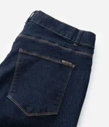 Pantalón de jean corte recto, color azul oscuro, con cintura fija, trabillas para cinturón, bolsillos funcionales y cierre frontal con botón y cremallera.