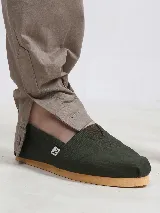 Alpargata de lona lisa color negro con suela de goma color caramelo.