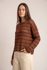 Sweater texturado de punto con rayas horizontales en tonos beige y arena, cuello redondo y mangas largas.