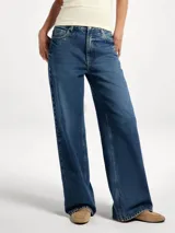 Pantalón de jean azul oscuro, tiro medio, corte wide leg (pierna ancha y recta).