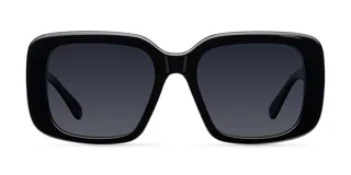 Lentes de sol con montura cuadrada oversized de color negro y lentes polarizadas oscuras. Diseño bold con cantos suavizados.