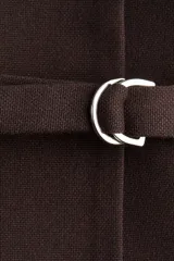 Blazer color marrón oscuro con cuello elevado, hombreras, abertura en los puños y bolsillos delanteros ribeteados. Incluye un cinturón fino con hebilla metálica para ajustar la cintura.