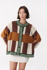 Cardigan de punto con diseño de bloques de color en tonos marrón, beige y verde. Presenta cuello redondo, cierre frontal con botones, mangas largas con hombros caídos y logo bordado en el frente.