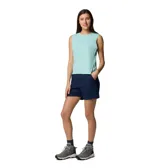 Short azul marino Columbia Leslie Falls II para mujer, de tiro medio con tecnología avanzada de repelencia Omni-SHIELD, bolsillos laterales con cierre y trabillas para cinturón.