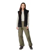 Pantalón cargo color verde militar, de corte holgado, con cintura parcialmente elástica, bolsillos laterales tipo cargo con solapa, bolsillos traseros y puños ajustables.