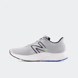Championes de running New Balance modelo Fresh Foam X EVOZ v3, color gris con detalles en verde lima y azul. Presentan una parte superior de malla técnica transpirable con construcción sin costuras y una entresuela Fresh Foam X de alta amortiguación.