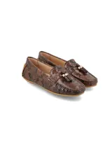 Mocasín de mujer con diseño de textura reptil en tonos marrones, con detalle de flecos y herraje metálico en el empeine, y suela de goma flexible.