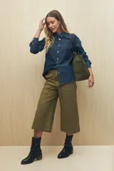 Pantalón capri negro acampanado de algodón con inspiración cargo, corte amplio y bolsillos laterales.