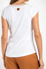 Remera blanca de algodón peinado, manga corta y escote en V con terminación de encaje calado.